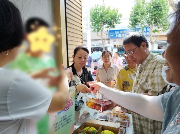 人人配 菜市场这幕暖了！孩子敲了敲西瓜，顾客当场买走三个